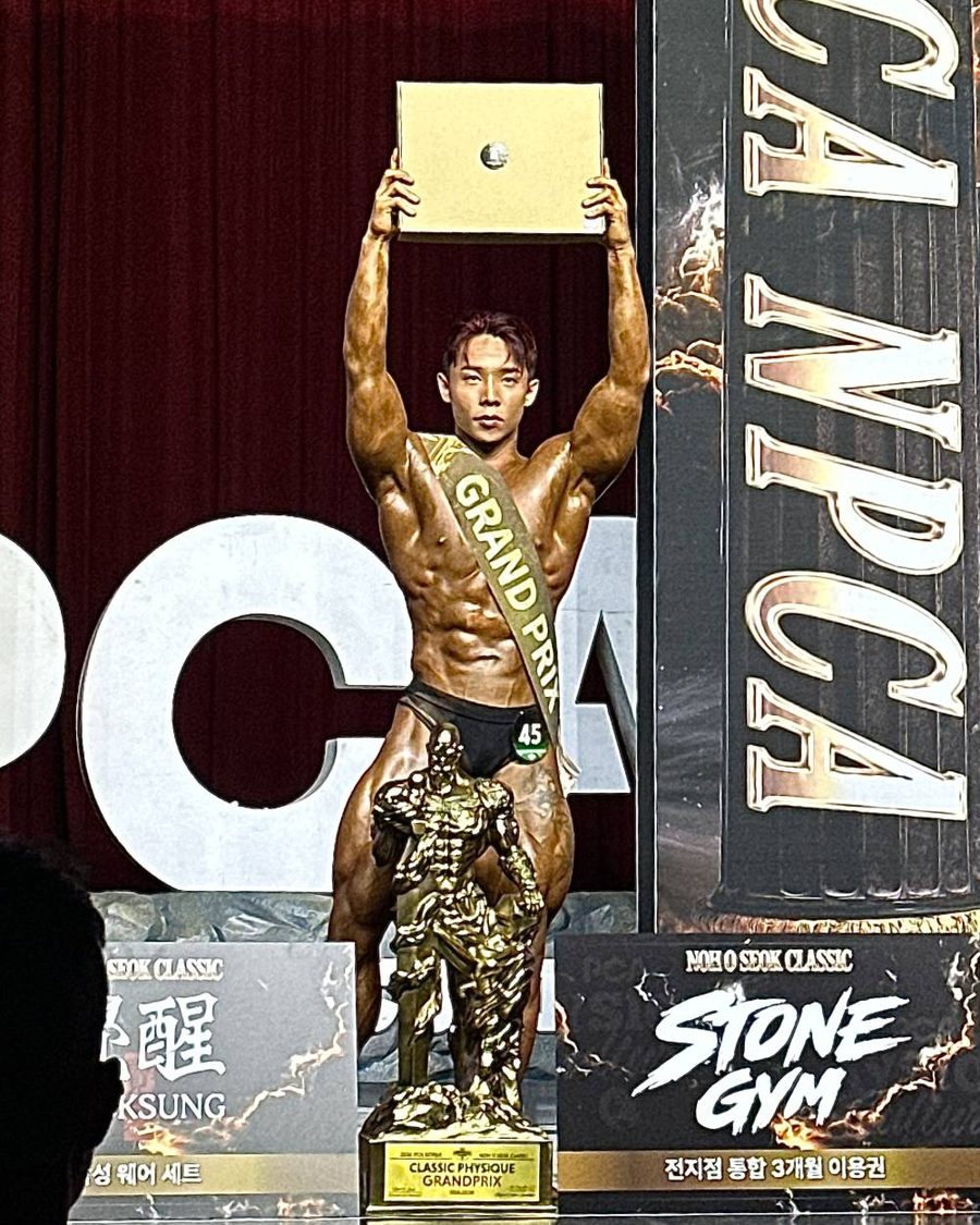 2026년 10월 PCA 노오석 클래식 무대에서 그랑프리 띠를 두르고 상패를 들어 올린 허인호 트레이너