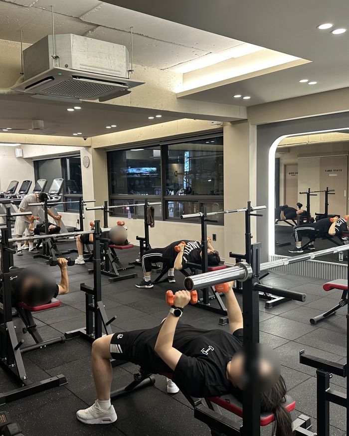 각자의 무게로 장면